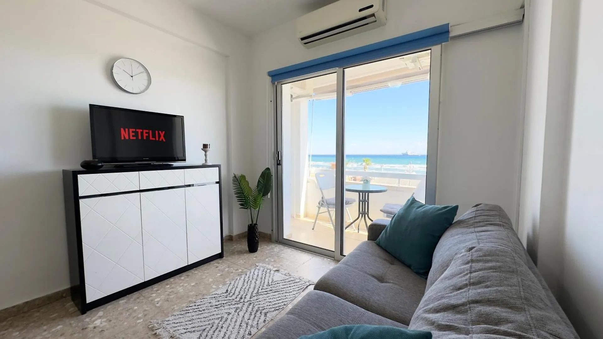 Kolonaki Seaview 1Bdr Finikoudes Apartment Larnaca