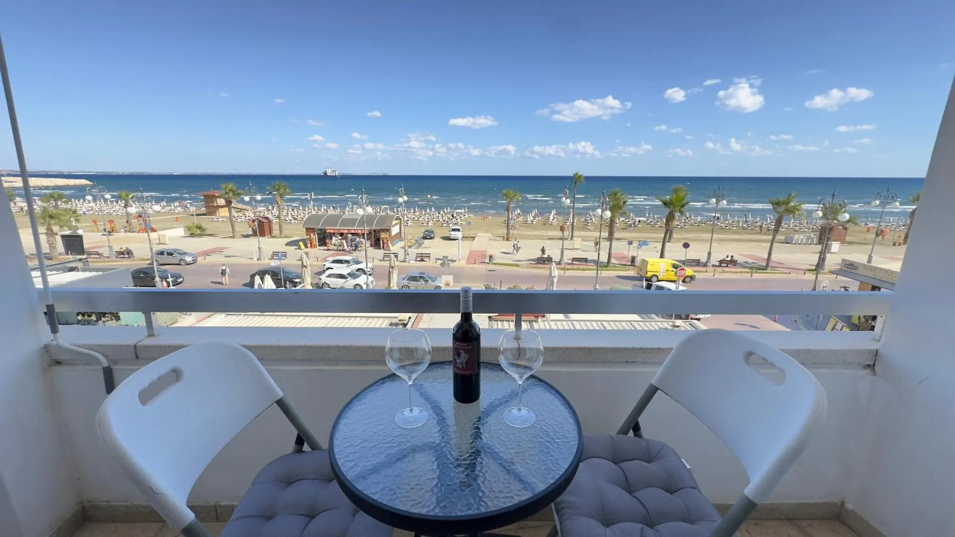 Kolonaki Seaview 1Bdr Finikoudes Apartment Larnaca